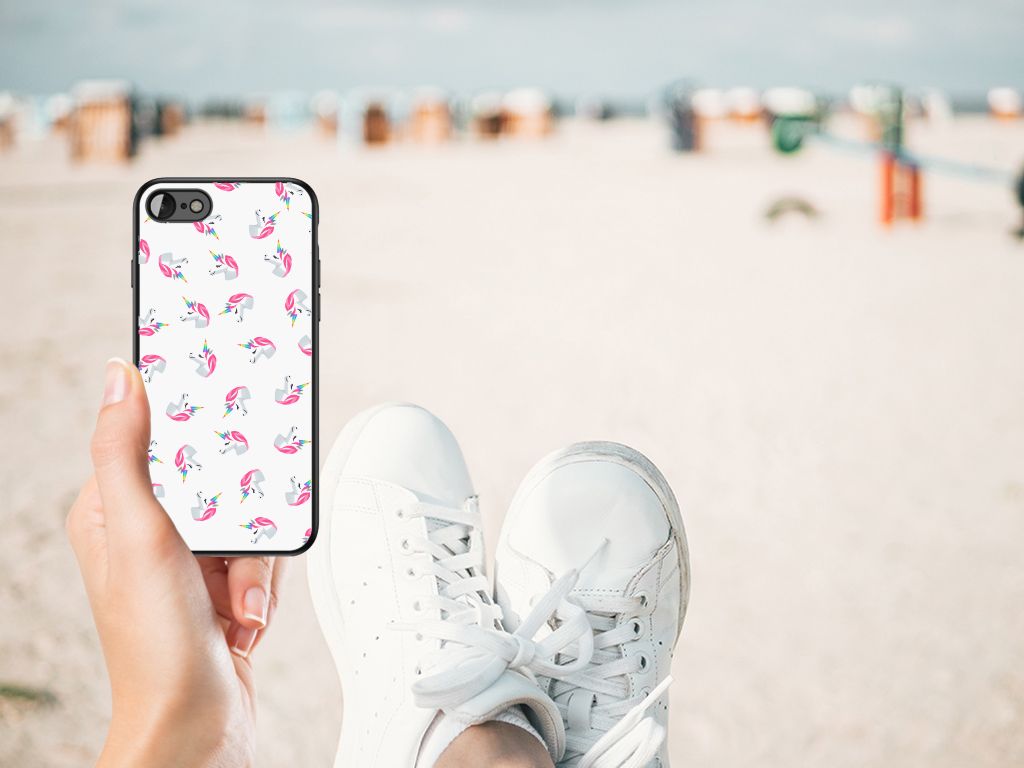 Back Case voor iPhone SE 2022 | SE 2020 | 7/8 Unicorns op een hand met sneakers op het strand.