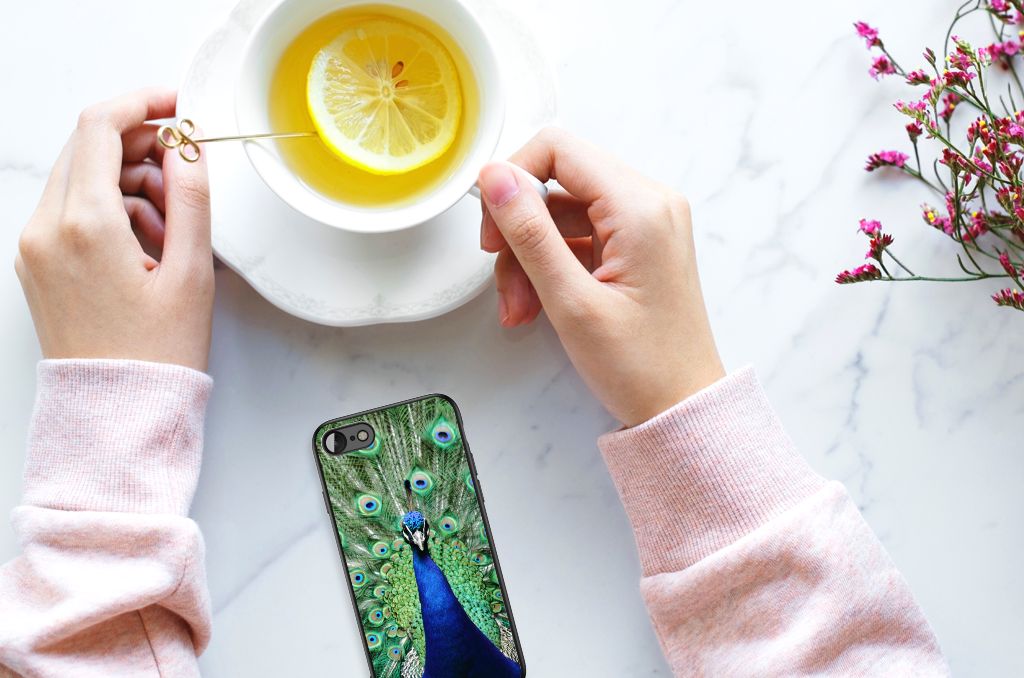 iPhone SE 2022 | SE 2020 | 7/8 Dierenprint Telefoonhoesje Pauw in handen met een kopje thee.