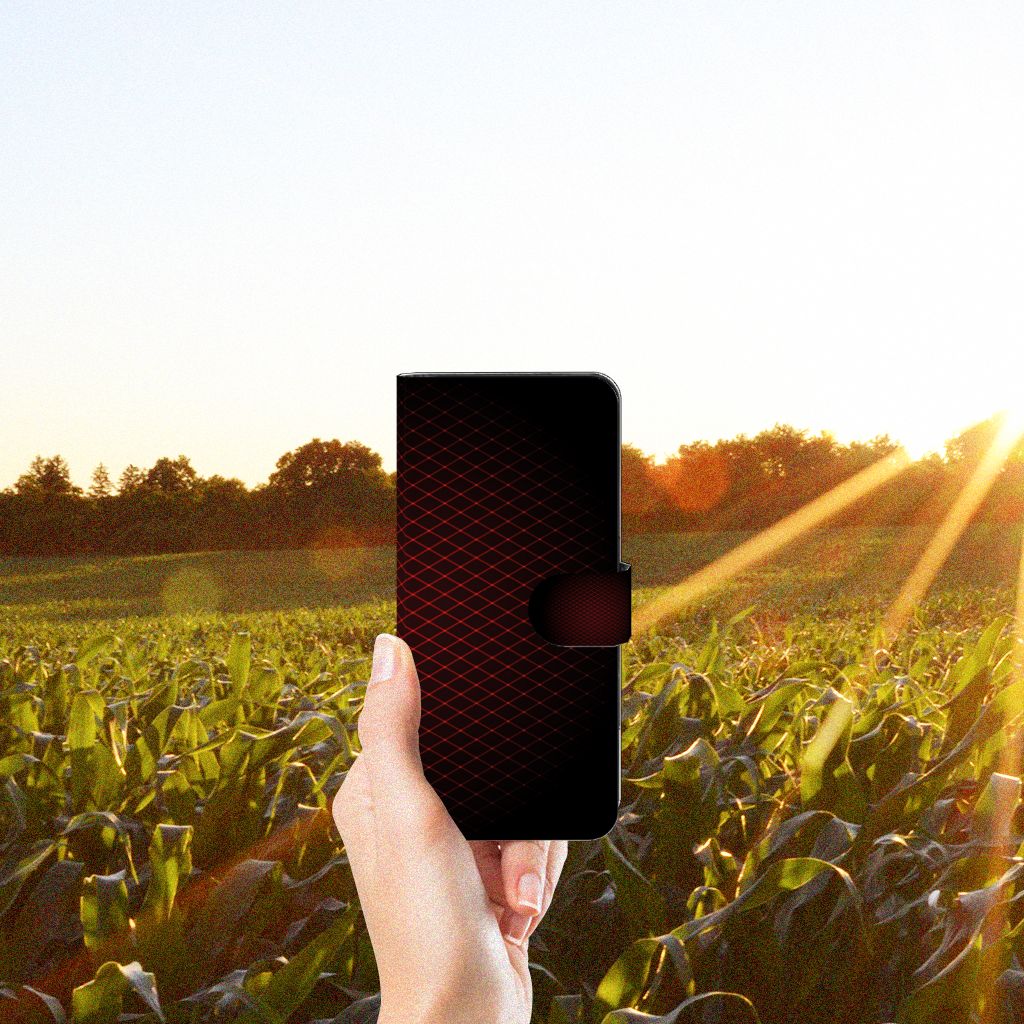 OPPO Reno8 T 4G Telefoon Hoesje Geruit Rood vastgehouden in het zonlicht boven een maïsveld.