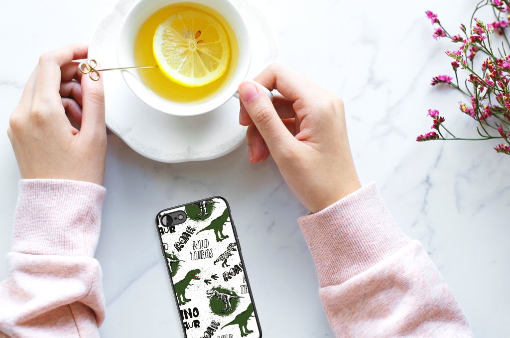 Dierenprint Telefoonhoesje voor iPhone SE 2022 | SE 2020 | 7/8 Dinosaurus met dino's en pootafdrukken op een tafel met thee.