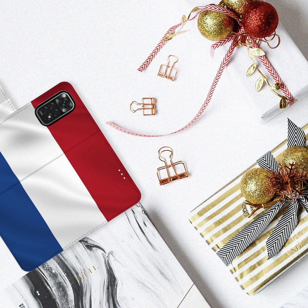 Xiaomi Redmi Note 11/11S Bookstyle Case Nederlandse Vlag met pasjes op een tafel met cadeaus.