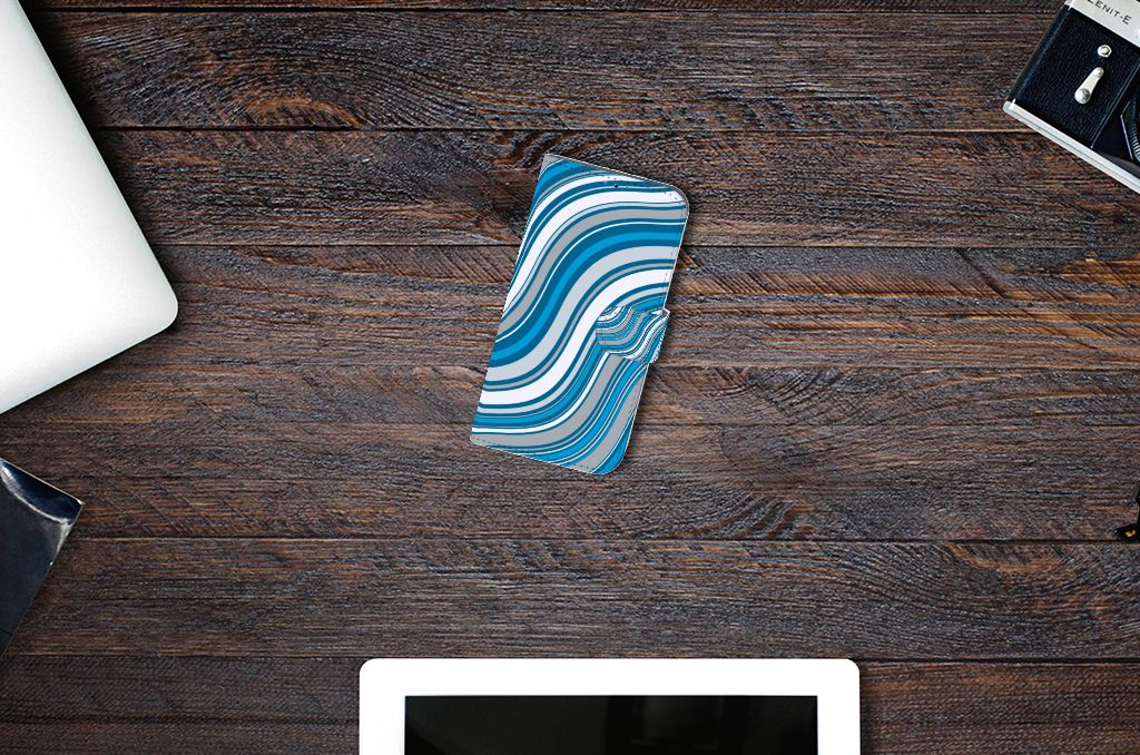 iPhone 14 Pro Telefoon Hoesje Waves Blue op een houten tafel, perfect voor bescherming en stijl.