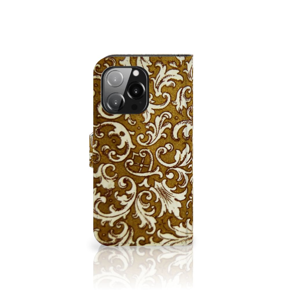 Wallet Case iPhone 13 Pro Barok Goud met stijlvolle barok print op een elegant boekhoesje.