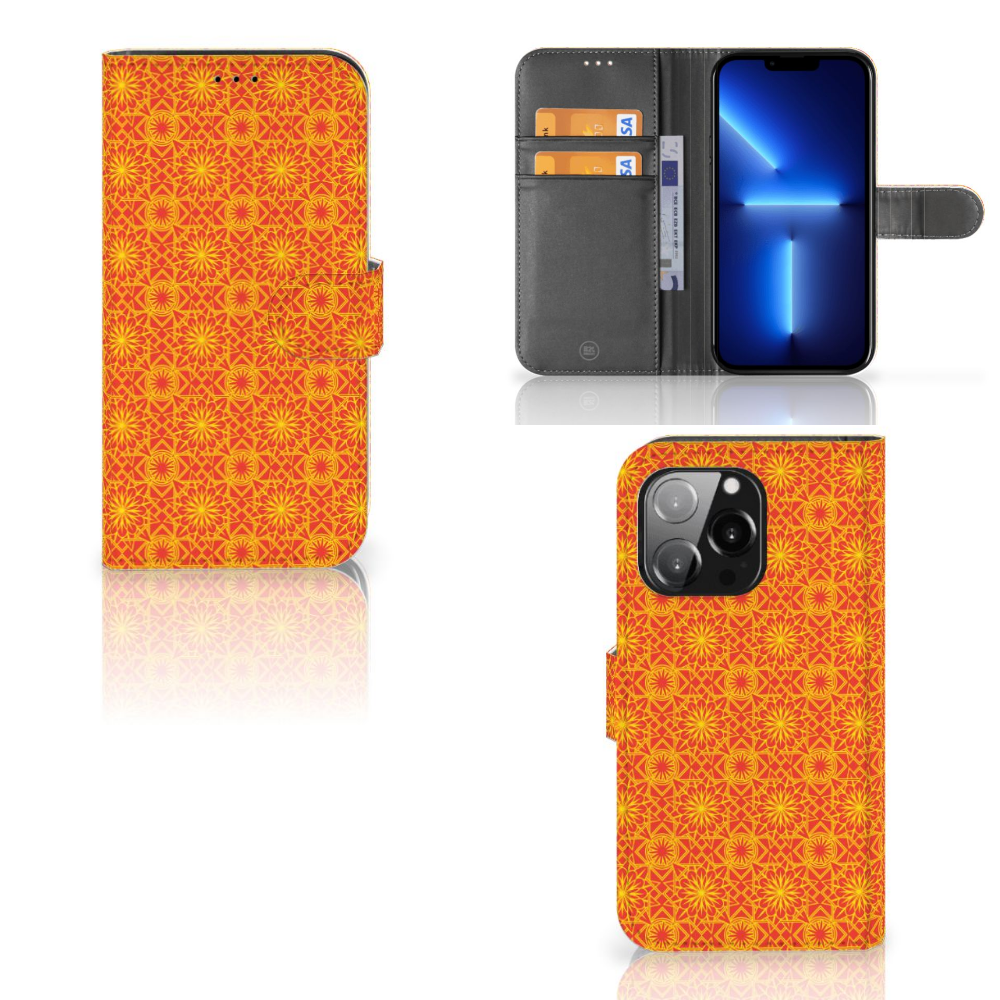 iPhone 13 Pro Telefoon Hoesje Batik Oranje met prachtige oranje batik-print en ruimte voor kaarten.