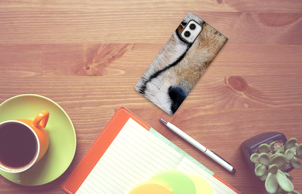 Motorola Moto G73 Hoesje maken Cheetah design met close-up van cheetah op bureau met notitieblok en koffie.