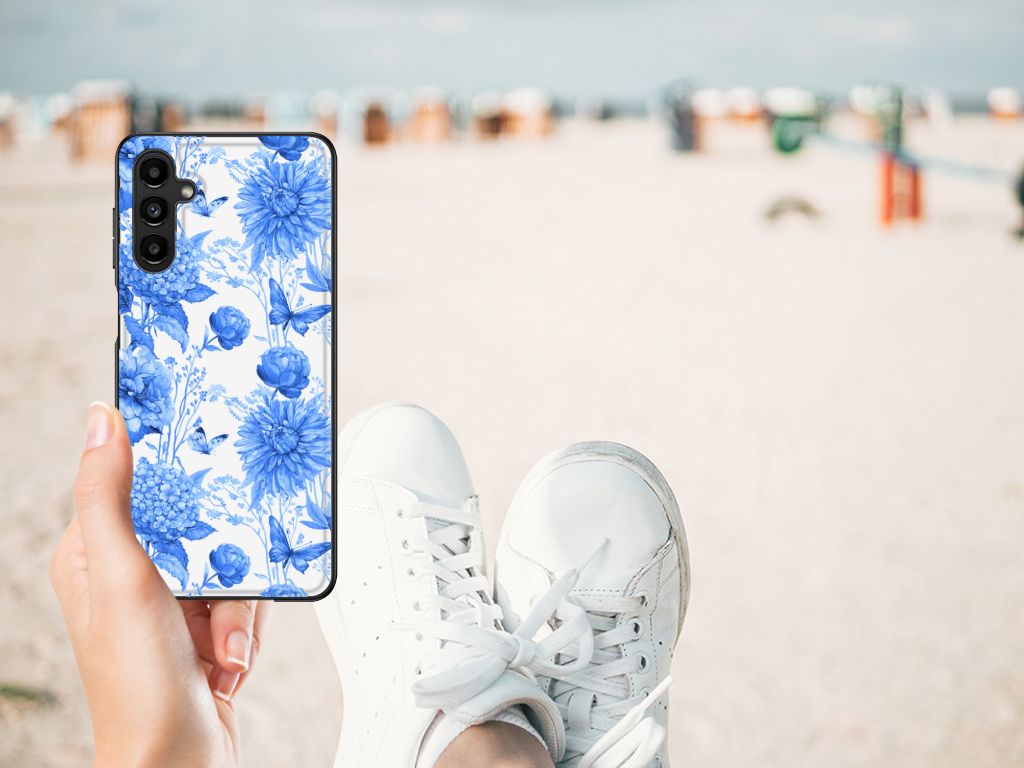 Bloemen Hoesje voor Samsung Galaxy A14 5G Flowers Blue op het strand met sneakers en blauwe bloemen.