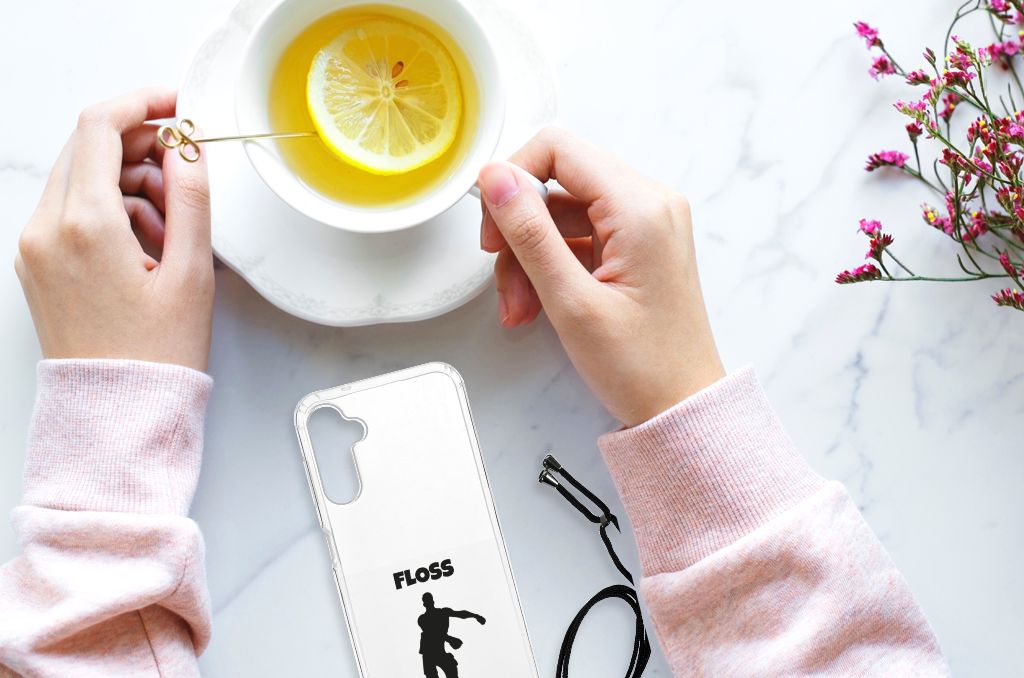 Samsung Galaxy A14 5G Stevig Bumper Hoesje Floss met aan het drankje van citroen en een hand die het vasthoudt.
