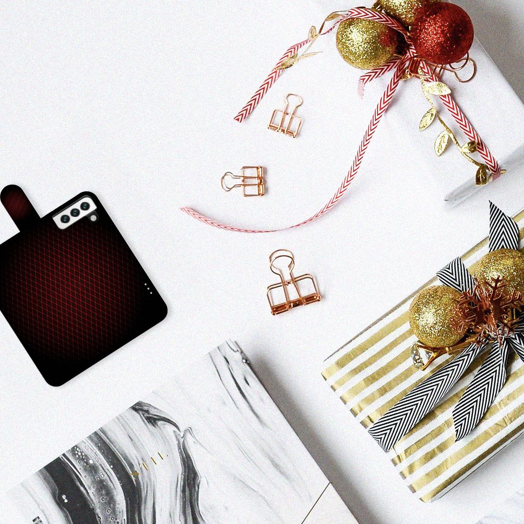 Samsung Galaxy S22 Telefoon Hoesje Geruit Rood met kerstdecoraties en geschenken op een tafel.
