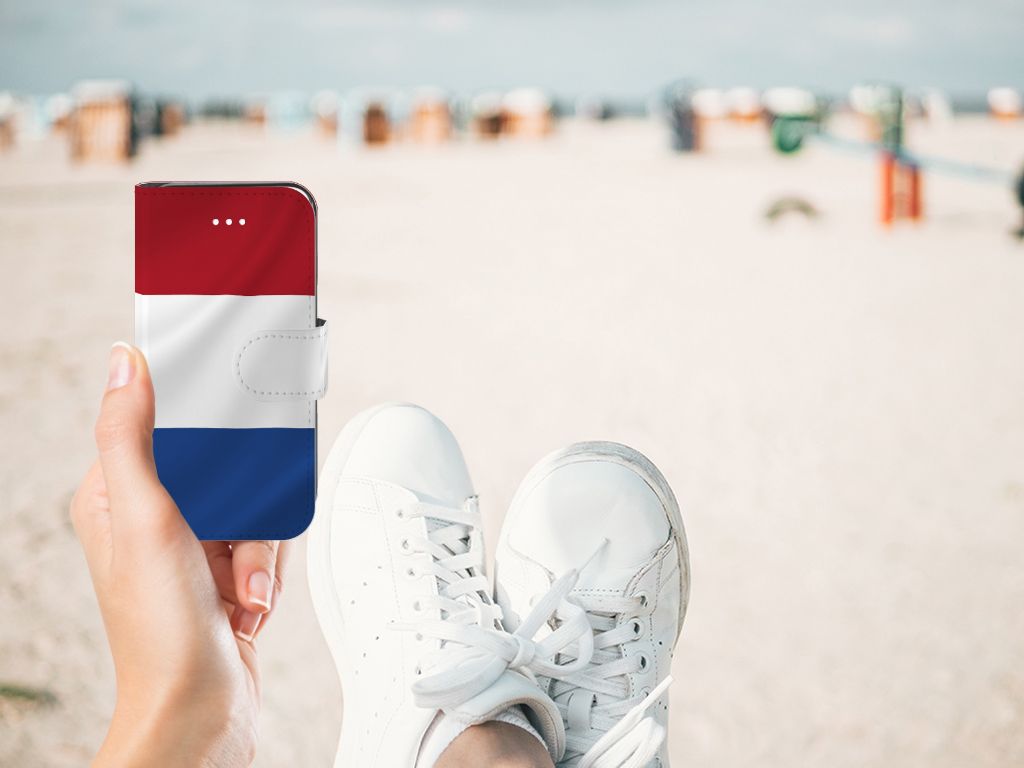 Apple iPhone 5 | 5s | SE Bookstyle Case Nederlandse Vlag in hand op het strand met sneakers