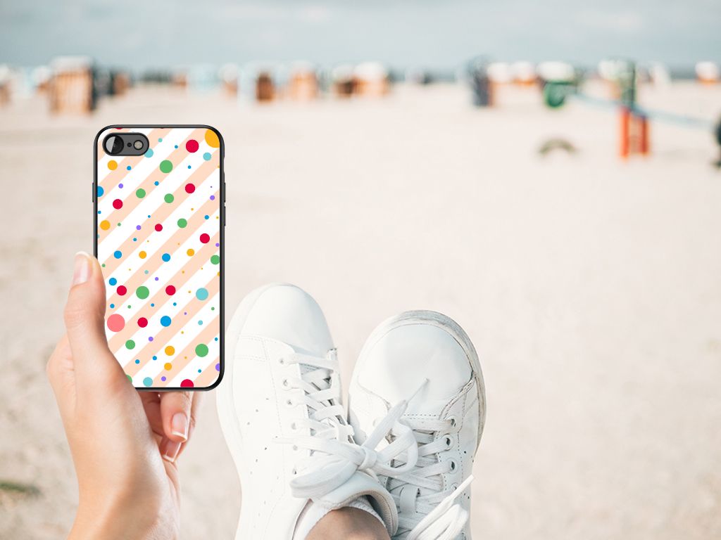 iPhone SE 2022 | SE 2020 | 7/8 Back Case Dots met kleurrijk design op een strand in de hand.