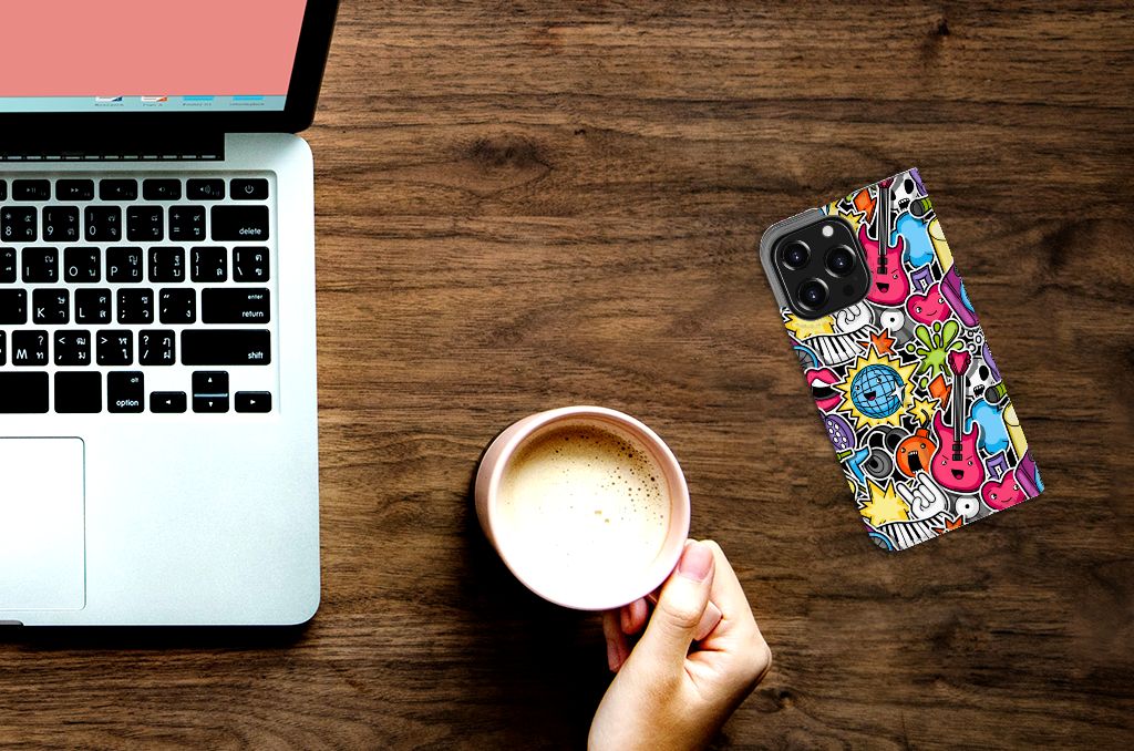 iPhone 13 Pro Hippe Standcase Punk Rock naast een laptop en een kop koffie, kleurrijk ontwerp met gitaren 🎸.