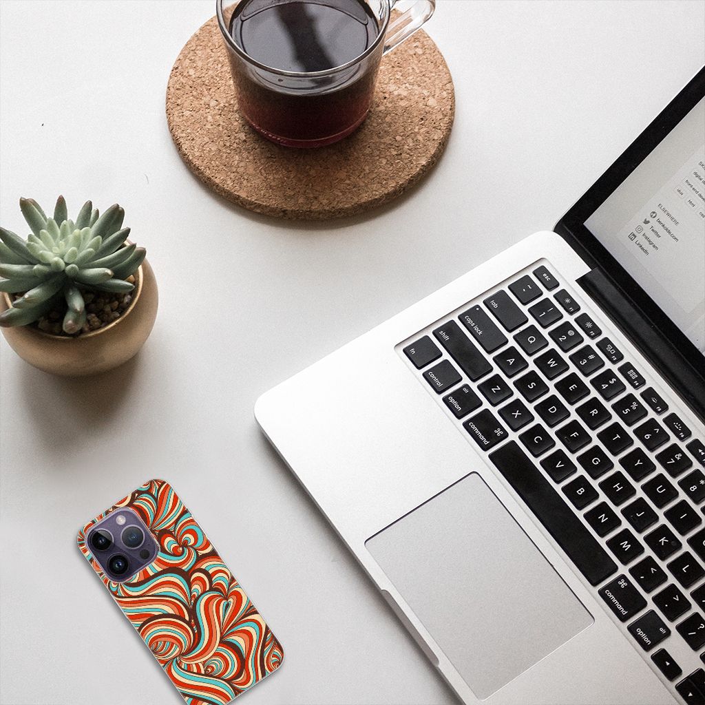 Apple iPhone 14 Pro Hoesje maken Retro op een bureau met laptop en planten, kleurrijk en artistiek ontwerp.