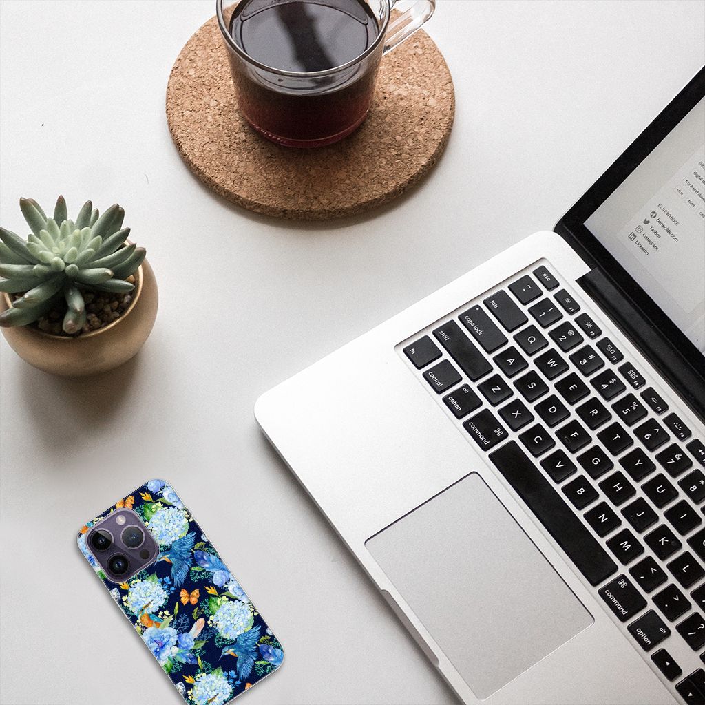 TPU Hoesje voor Apple iPhone 14 Pro IJsvogel ligt op een bureau met laptop en planten.
