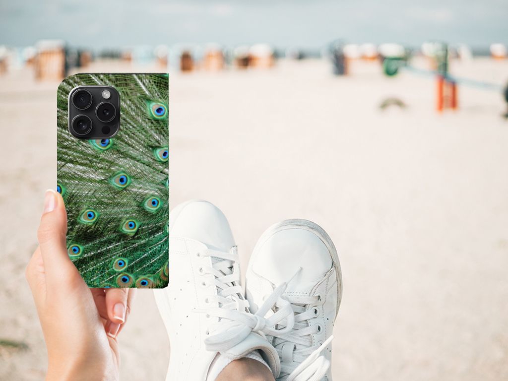 iPhone 15 Pro Hoesje maken Pauw met een kleurrijk pauwenveren design, ideaal voor stijl en functionaliteit.