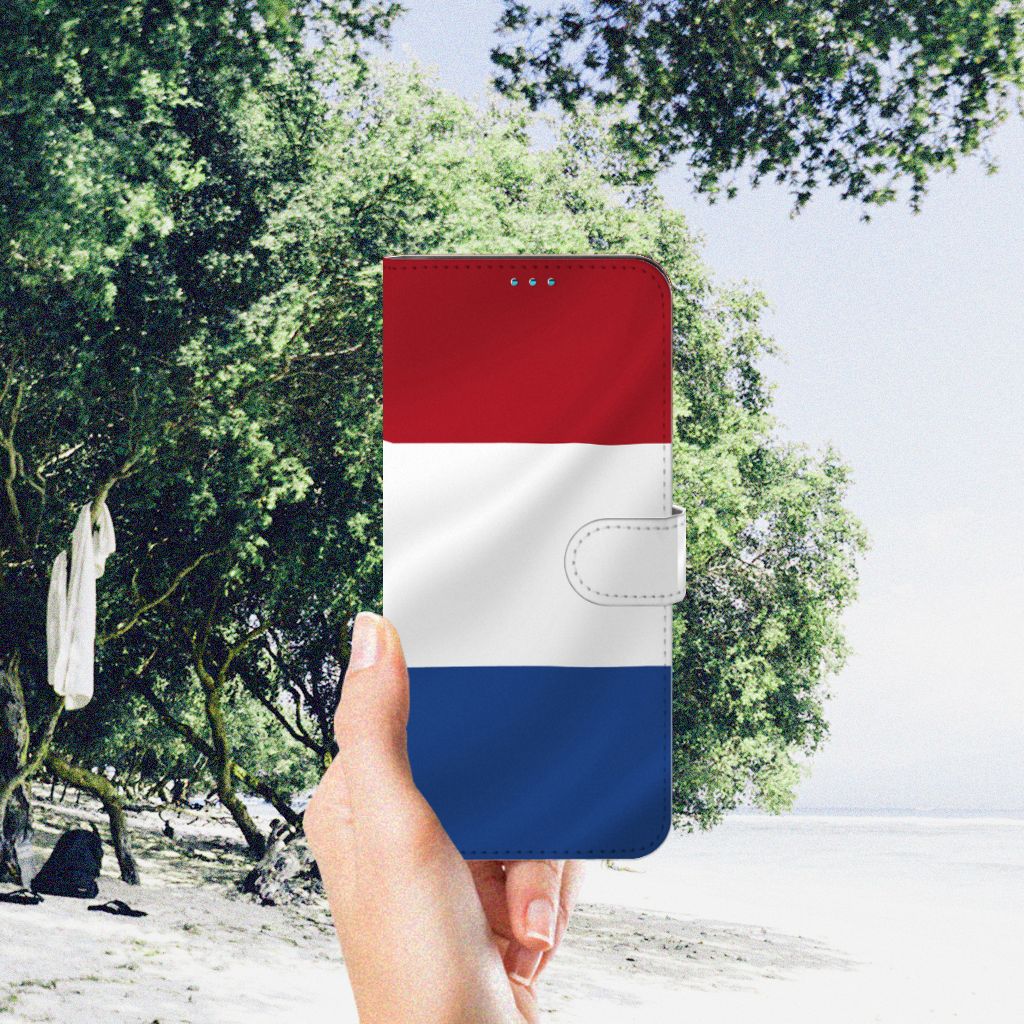 Motorola Moto G51 5G Bookstyle Case Nederlandse Vlag in hand bij strand met bomen