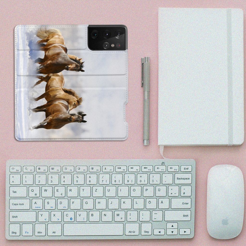 Samsung Galaxy S21 Ultra Hoesje maken Paarden met een design van rennende paarden op een roze achtergrond.