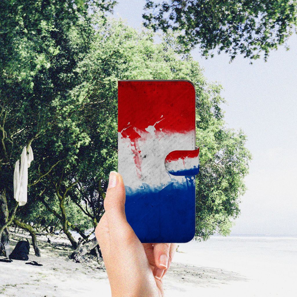 Motorola Moto G32 Bookstyle Case Nederland met design van de Nederlandse vlag in de natuur.