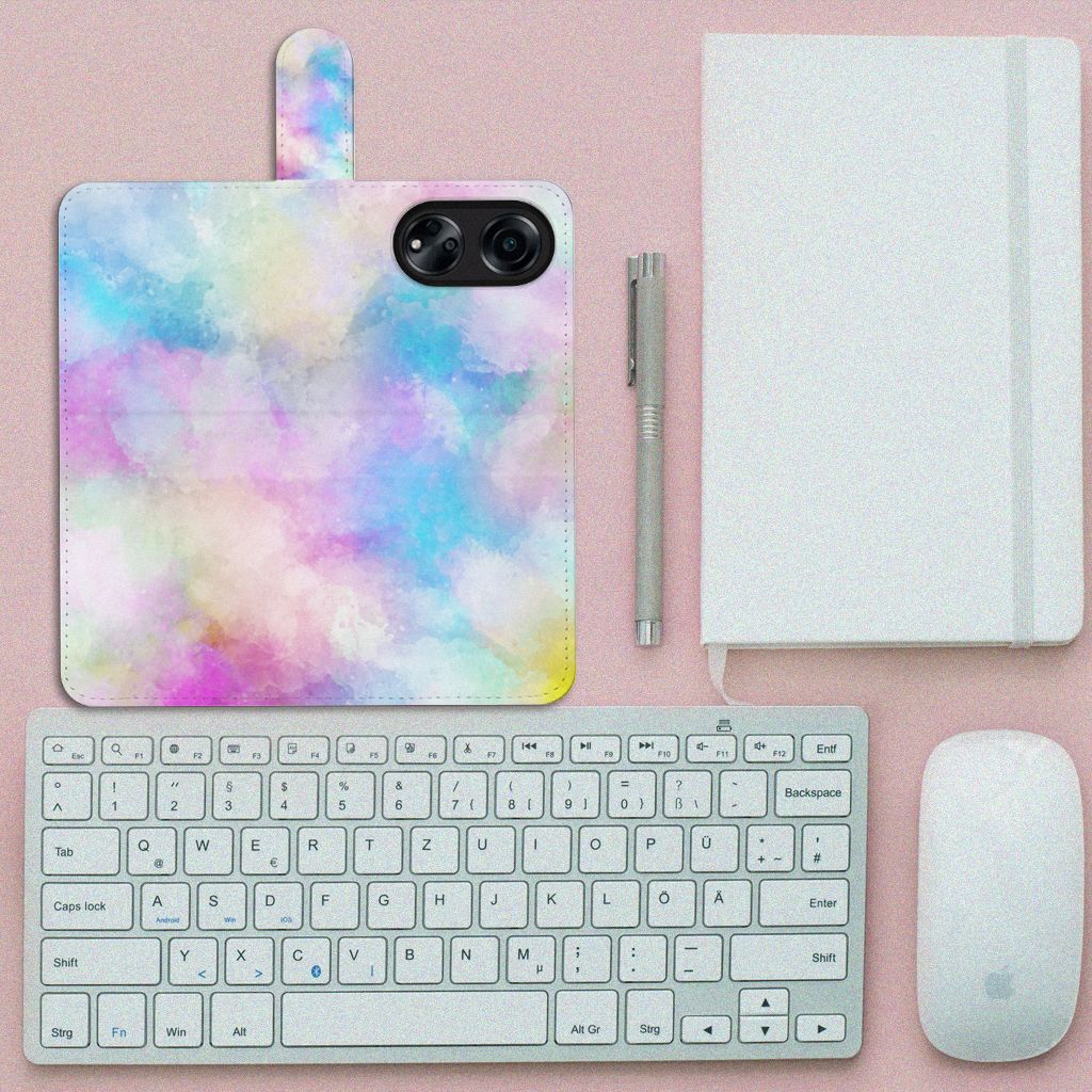 Hoesje OPPO A98 5G Watercolor Light met pastelkleuren en op een bureau met toetsenbord en notitieboek.