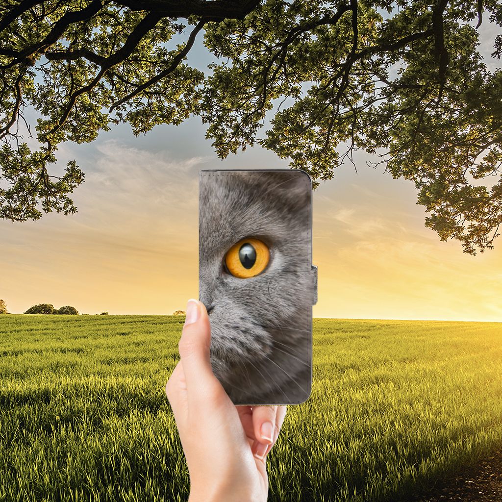 Telefoonhoesje met Pasjes Samsung Galaxy M14 Britse Korthaar met kattenoog en groene achtergrond.