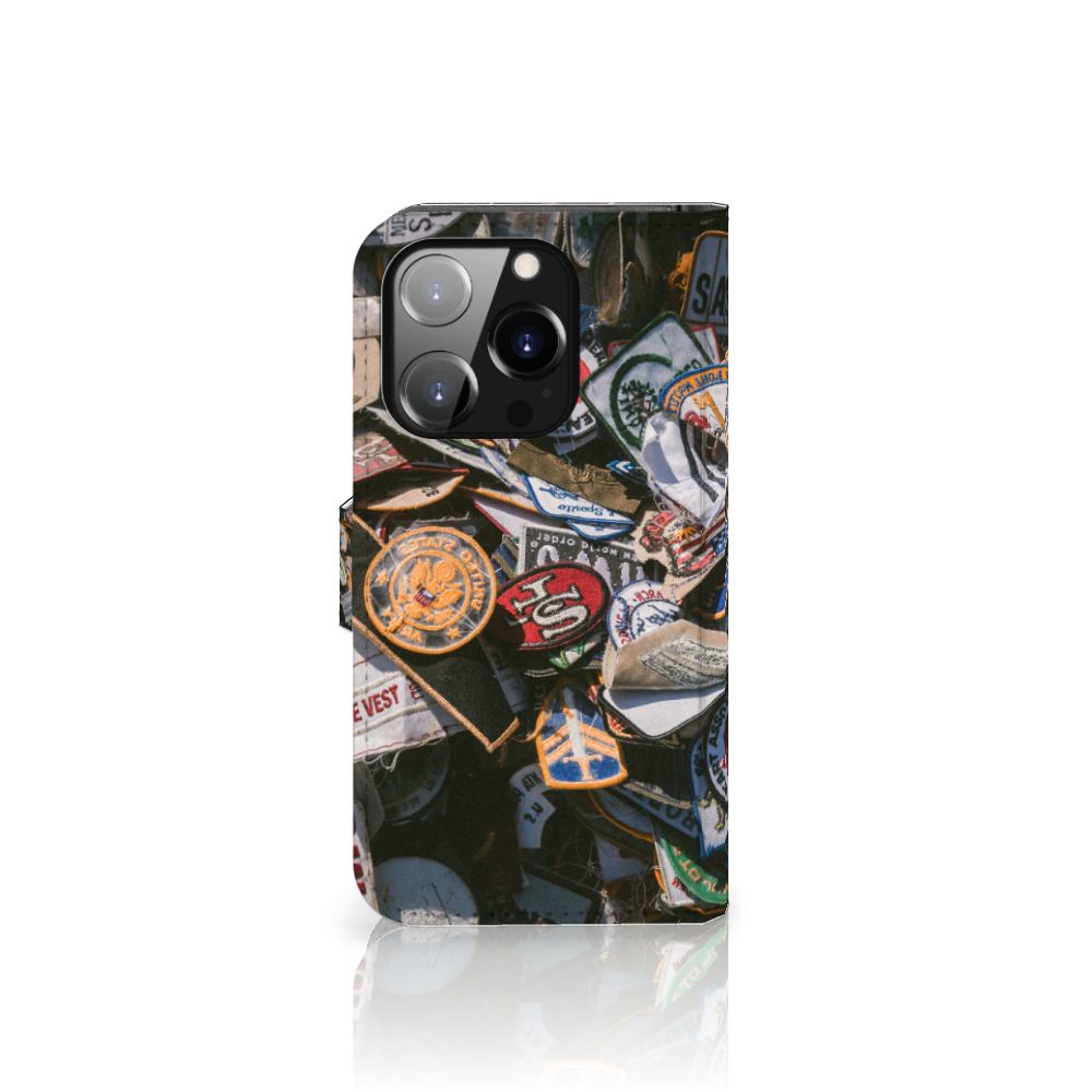 iPhone 14 Pro Telefoonhoesje met foto Badges met kleurrijke badges ontwerp, perfect voor verzamelaars.