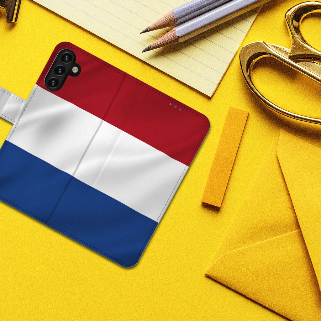 Samsung Galaxy A04s | Samsung Galaxy A13 5G Bookstyle Case Nederlandse Vlag op een gele achtergrond