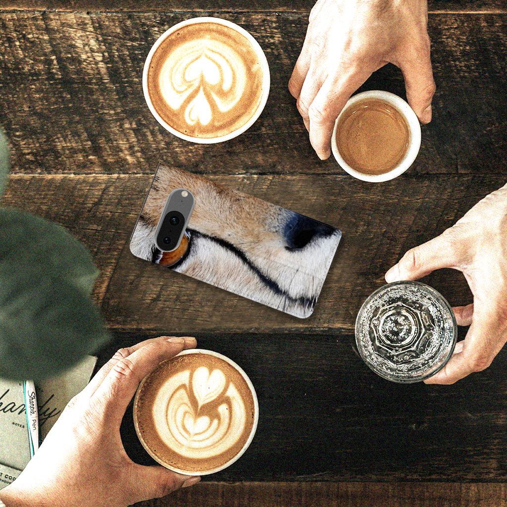 Google Pixel 8 Hoesje maken Cheetah met cheetah print en koffie op een houten tafel.