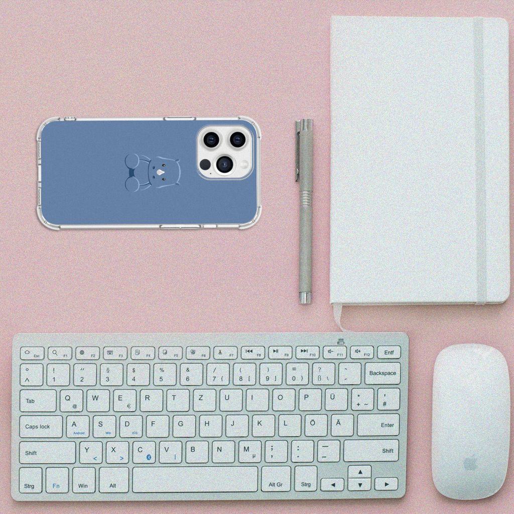 iPhone 13 Pro Max Stevig Bumper Hoesje Baby Rhino op een bureau met toetsenbord en notitieboekje.
