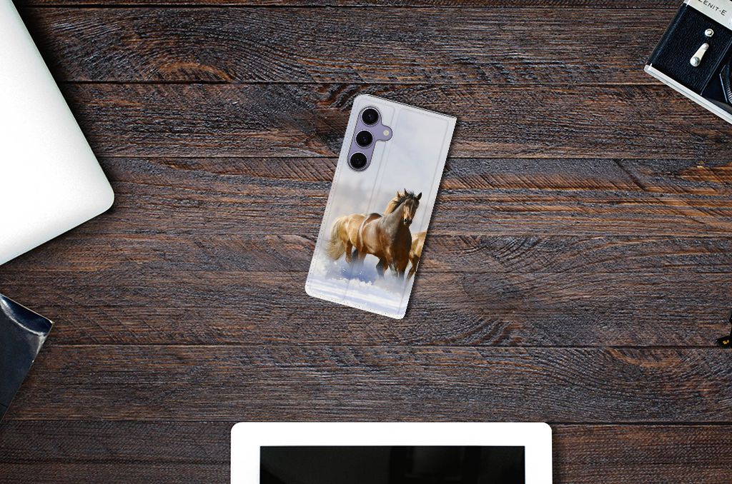 Samsung Galaxy S24 Plus Hoesje maken Paarden met een afbeelding van galopperende paarden op een houten tafel.