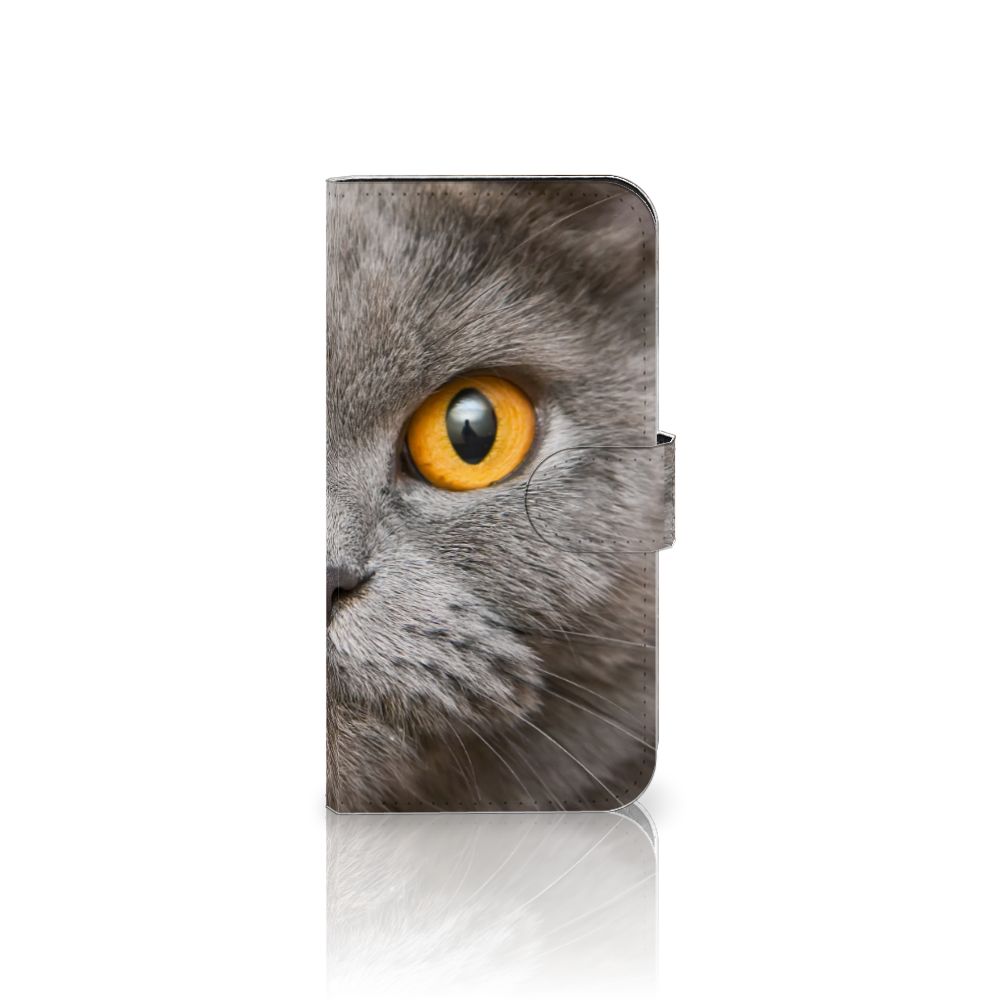 Telefoonhoesje met Pasjes iPhone 15 Britse Korthaar met afbeelding van een kat met intense blik.