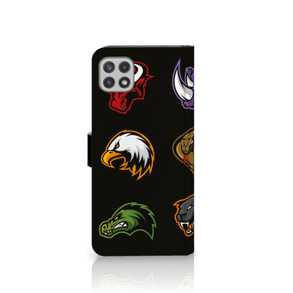 Samsung Galaxy A22 5G Leuk Hoesje Cartoon met diverse cartoon dierenopdrukken op een zwart design.
