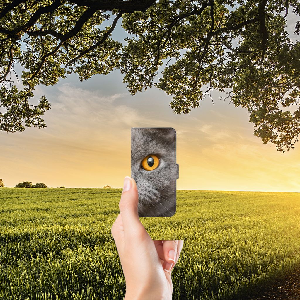 Telefoonhoesje met Pasjes Samsung Galaxy A22 4G | M22 Britse Korthaar in hand met kat tegen een zonsondergang.