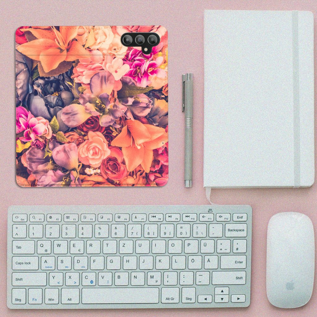 Samsung Galaxy A14 4G Smart Cover Bosje Bloemen op een bureau met toetsenbord en notitieboek.