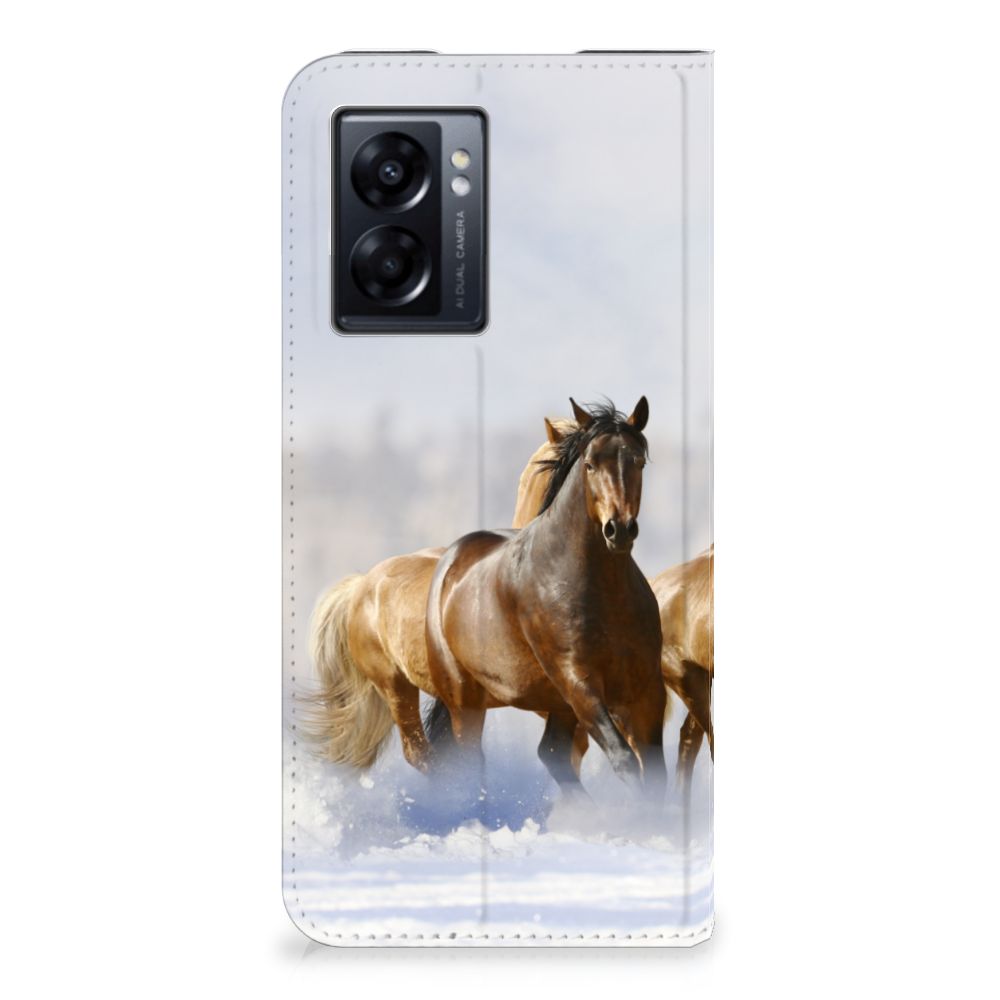 OPPO A77 5G | A57 5G Hoesje maken Paarden met een afbeelding van rijdende paarden in de sneeuw.