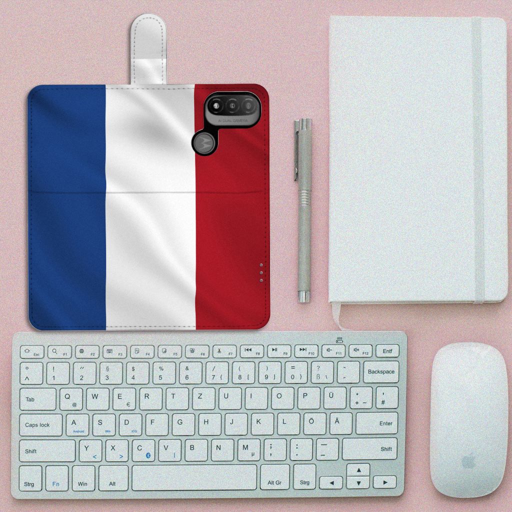 Motorola Moto E20 | E30 | E40 Bookstyle Case Nederlandse Vlag op een bureau met toetsenbord en notitieboek