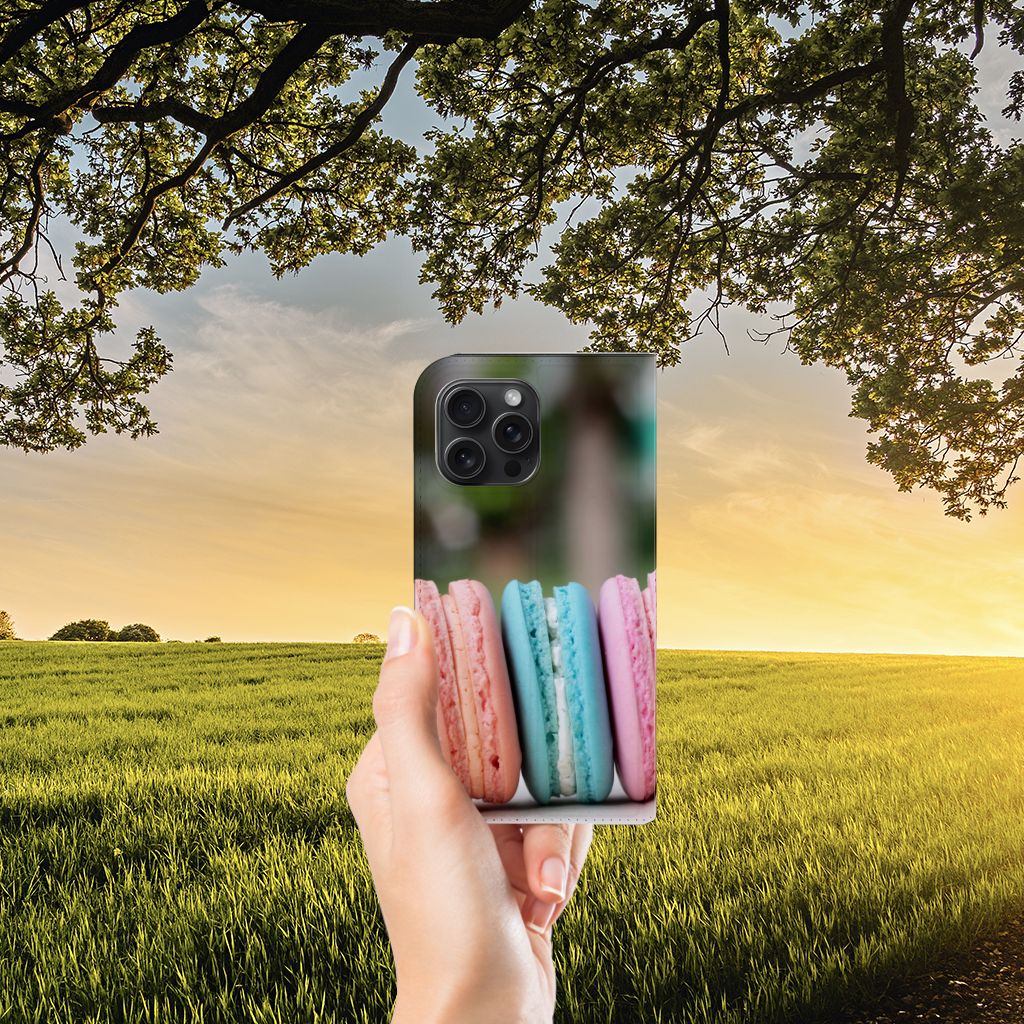iPhone 15 Pro Max Flip Style Cover Macarons met kleurrijke macarons in hand, voor een opvallende bescherming 📱