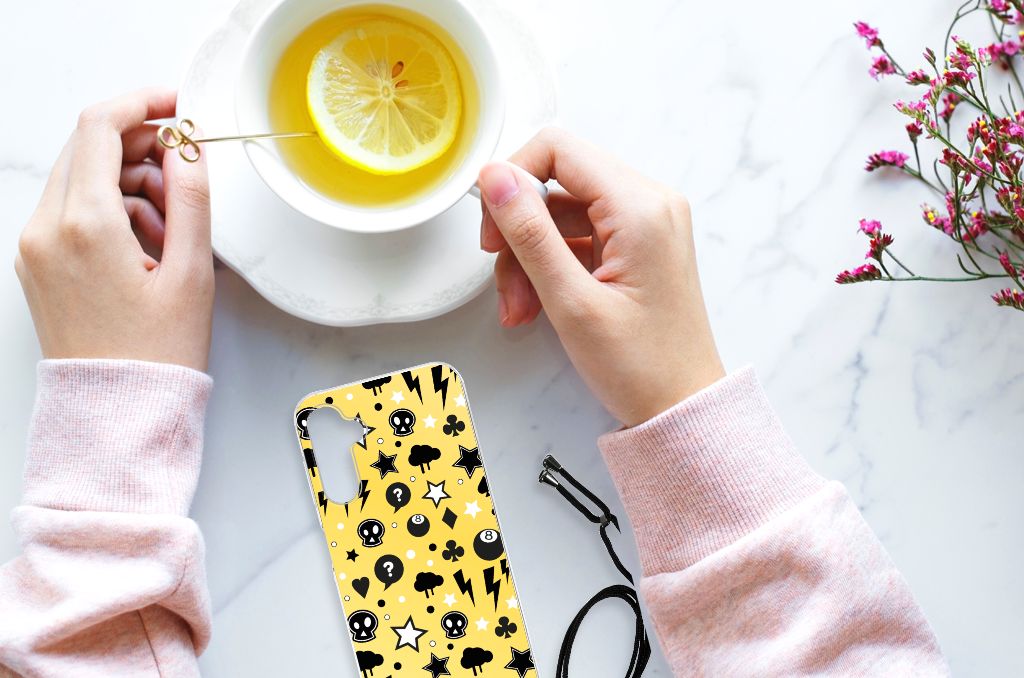 Extreme Case Samsung Galaxy A14 5G Punk Geel met uniek design op tafel bij een kopje thee