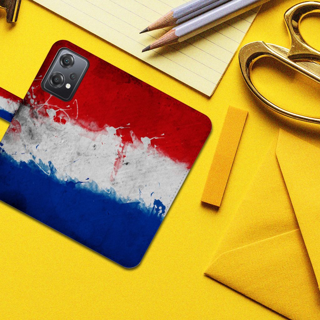 OnePlus Nord CE 2 Lite Bookstyle Case Nederland met Nederlandse vlag op een bureau.