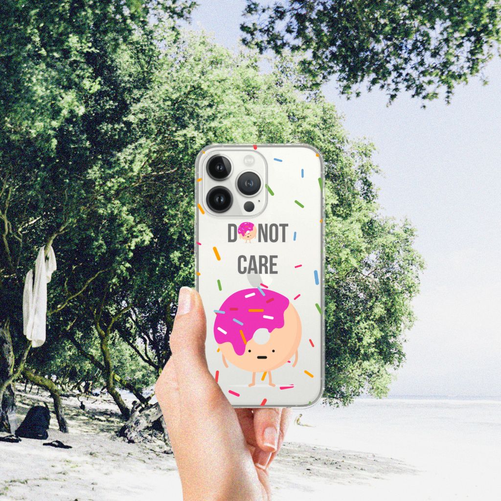 iPhone 13 Pro Max Siliconen Case Donut Roze met grappige donut design 🍩 in een natuurlijke omgeving.