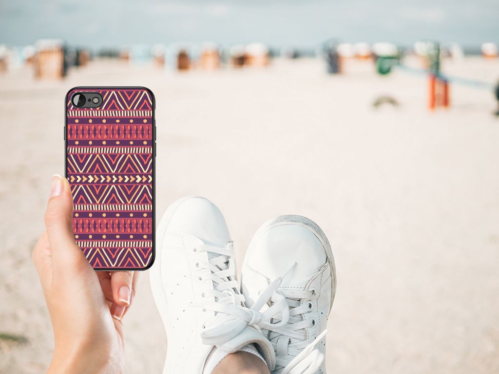 iPhone SE 2022 | SE 2020 | 7/8 Back Case Aztec Paars in hand, beach background, stylish phone case design.