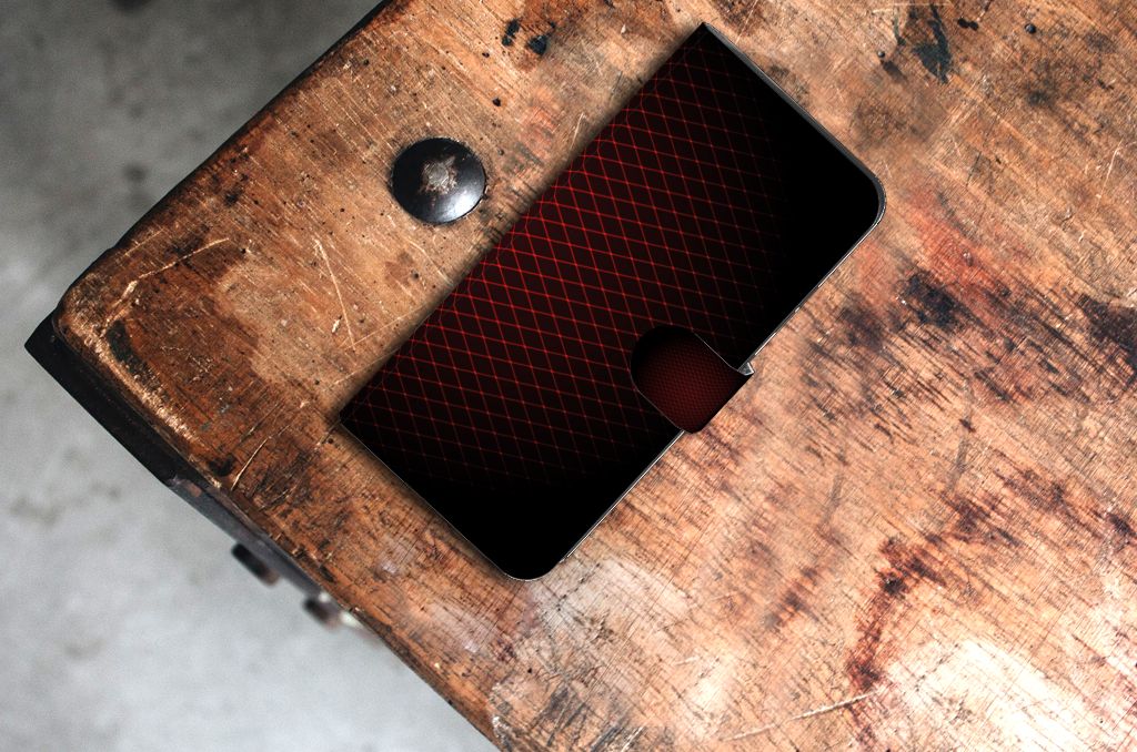 Samsung Galaxy Xcover 7 Telefoon Hoesje Geruit Rood op houten tafel met zichtbare pasjehouder.