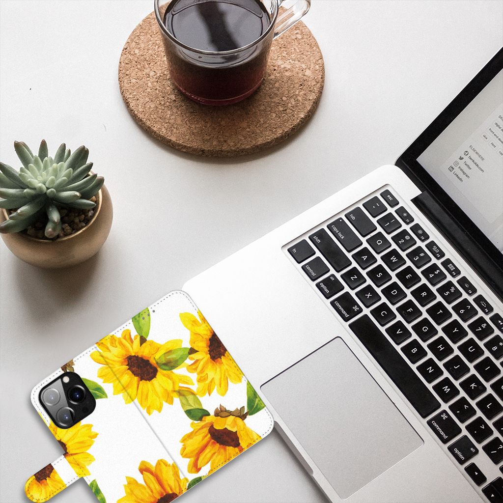 Hoesje voor iPhone 14 Pro Zonnebloemen met een zonnig design op een bureau met een laptop en koffie.