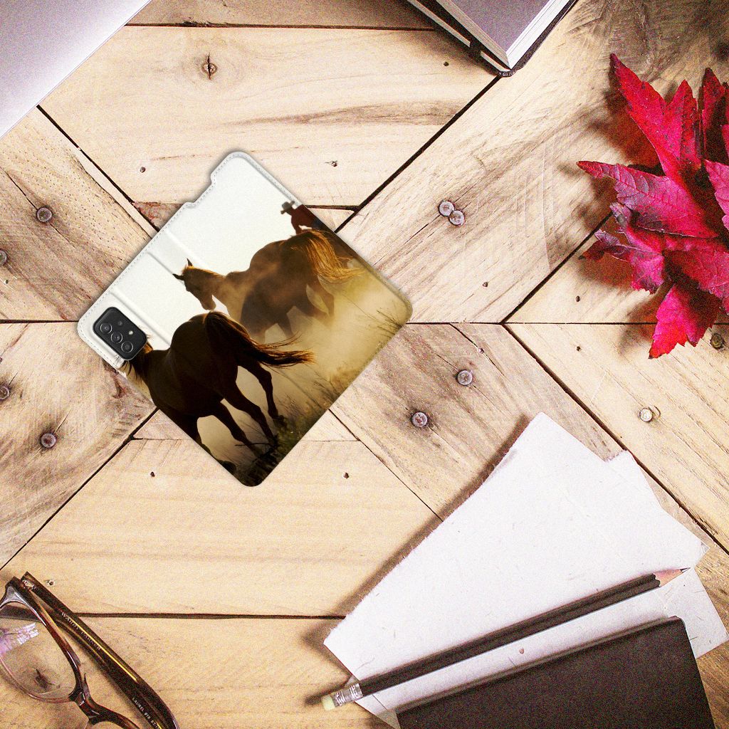 Samsung Galaxy A03s Hoesje maken Design Cowboy met paardenprint op een houten tafel.