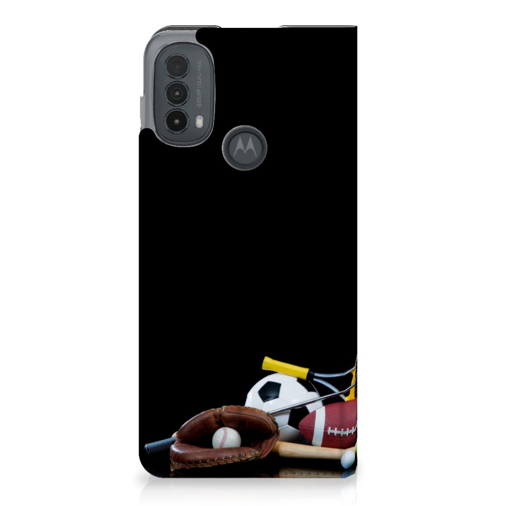 Motorola Moto E20 Hippe Standcase Sports design met verschillende sportitems zoals een bal en een honkbalhandschoen.