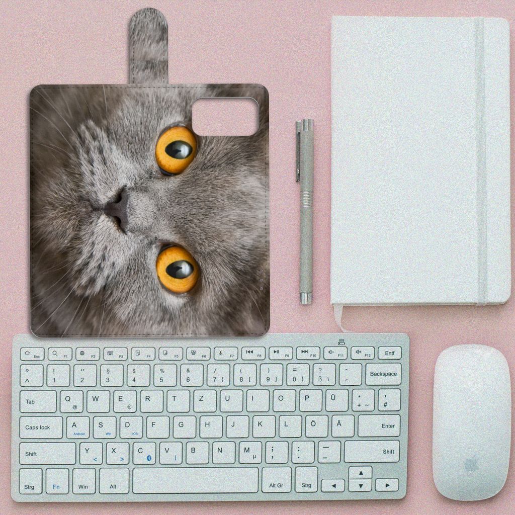 Telefoonhoesje met Pasjes OnePlus 9 Pro Britse Korthaar op een bureau met toetsenbord en notitieboek.