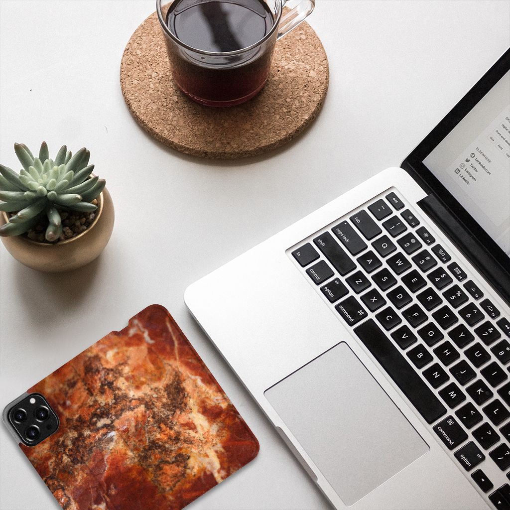 iPhone 13 Pro Max Standcase Marmer Bruin op een bureau met laptop en koffie ☕