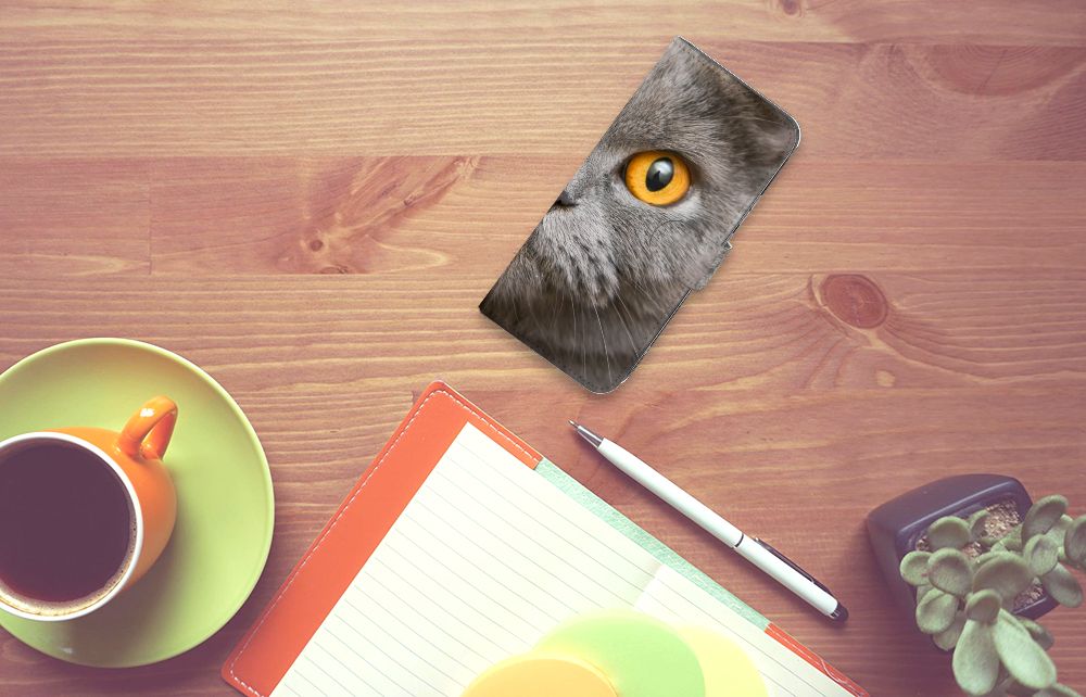 Telefoonhoesje met Pasjes Nokia X30 Britse Korthaar op een bureau met een kopje koffie en notitieboek.