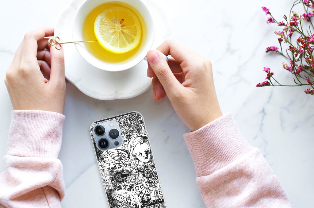 Silicone Back Case Apple iPhone 13 Pro Skulls Angel met een stijlvolle hand die een kopje citroenthee vasthoudt 🍋.