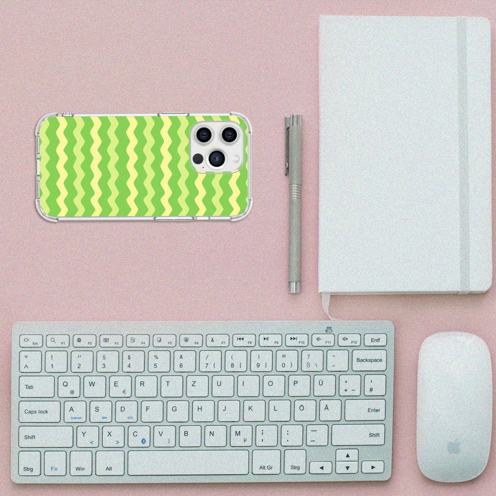 iPhone 13 Pro Max Doorzichtige Silicone Hoesje Waves Green op een bureau met toetsenbord en notitieboek.