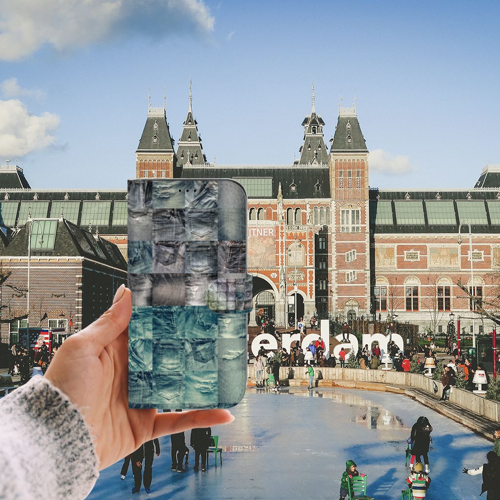 Wallet Case met Pasjes iPhone 13 Pro Max Spijkerbroeken in de hand voor het Rijksmuseum in Amsterdam.