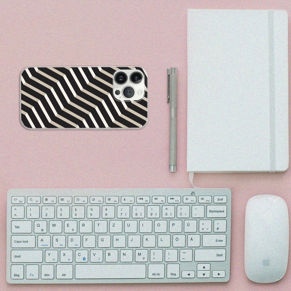 iPhone 13 Pro Max TPU Hoesje Illusion met zigzag patroon op een bureau met toetsenbord en notitieboek.